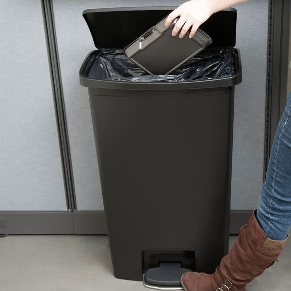 Rubbermaid Step-on keskeny pedálos szemetes kuka- fekete- 68 literes