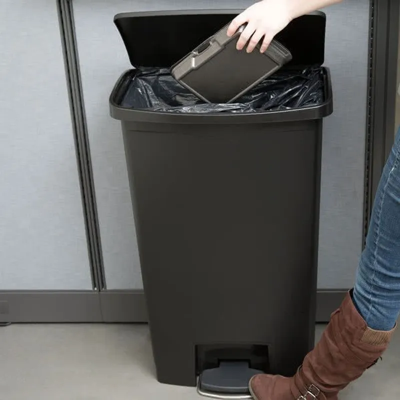 Rubbermaid Step-on keskeny pedálos szemetes kuka- fekete- 68 literes