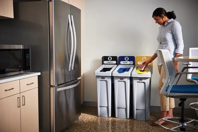 Rubbermaid Slim Jim szelektív hulladékgyűjtő sziget ( papír-zárt-palack)