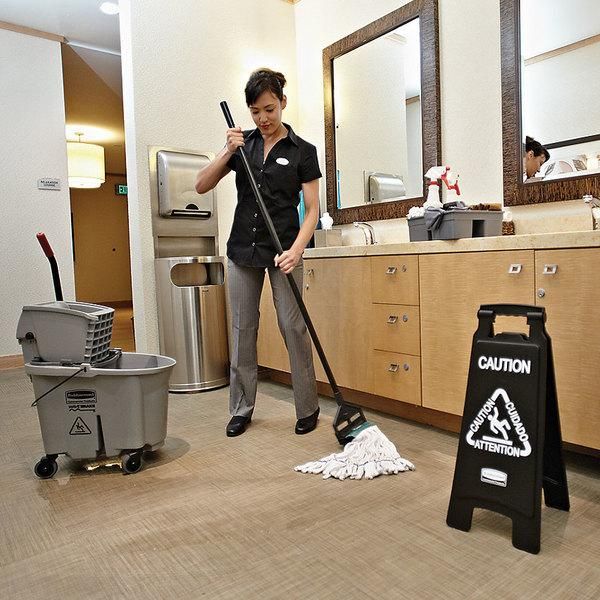 Rubbermaid csúszásveszély figyelmeztető tábla fekete