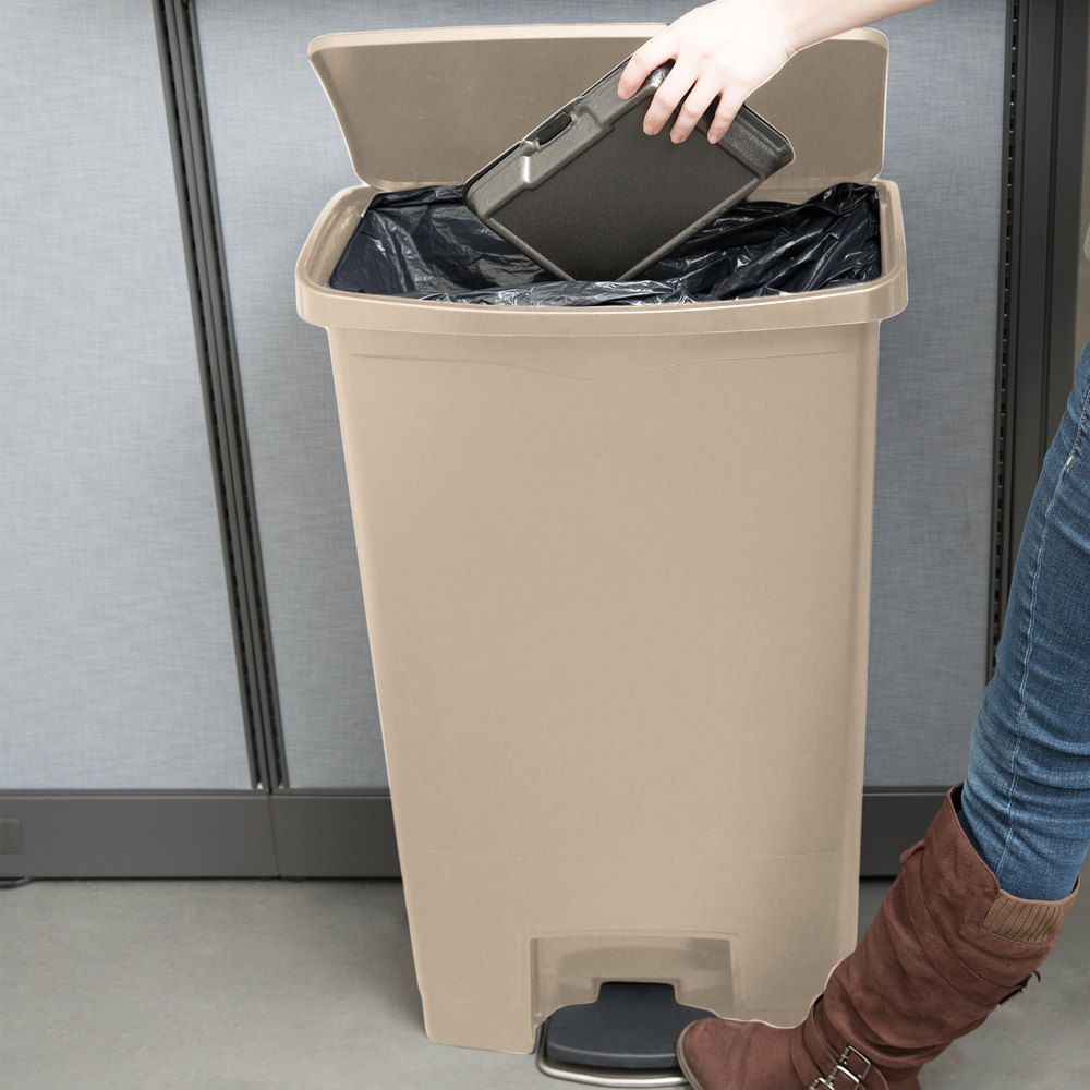 Rubbermaid Step-on keskeny pedálos szemetes kuka- bézs- 68 literes