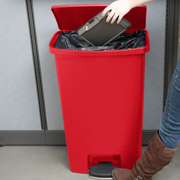 Rubbermaid Step-on keskeny pedálos szemetes kuka, piros- 68 literes