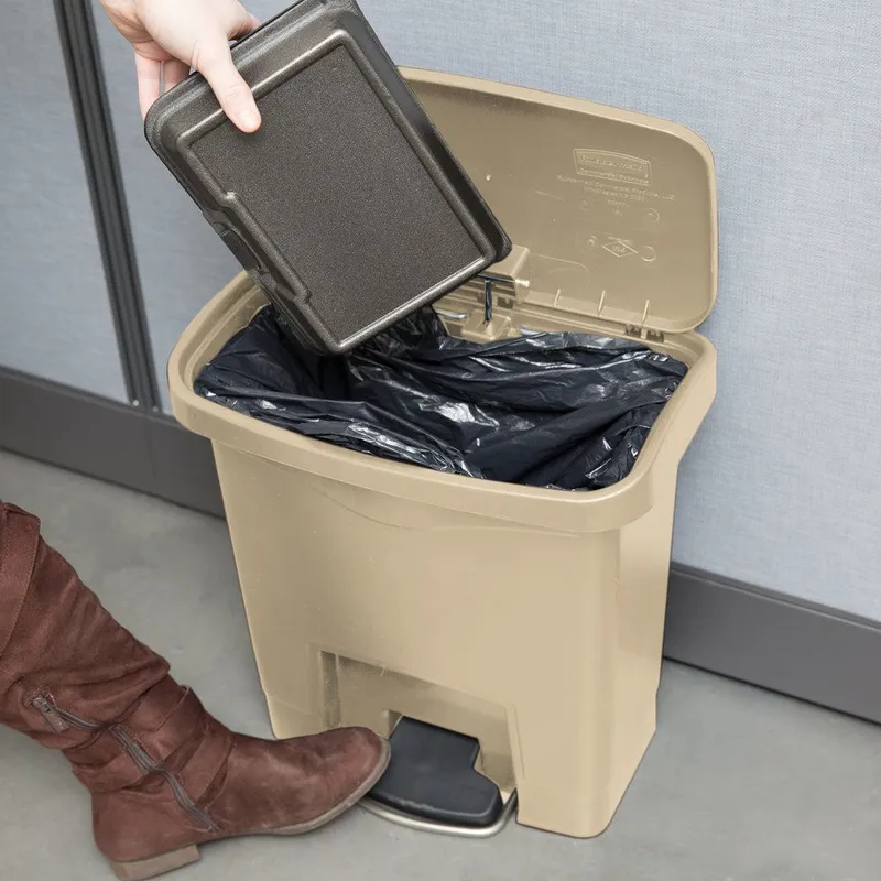 Rubbermaid Step-On keskeny pedálos szemetes kuka-15L bézs
