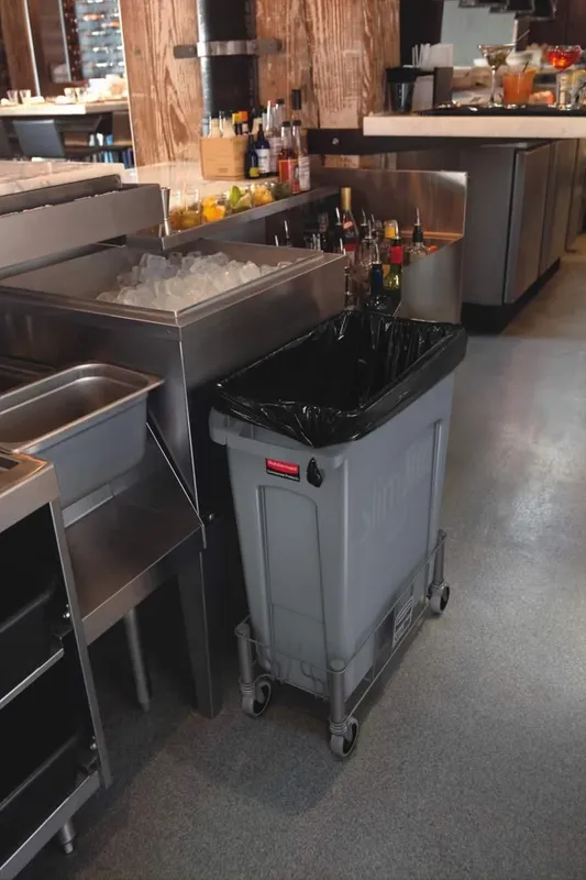 Rubbermaid Slim Jim keskeny szemetes kuka 60L szürke