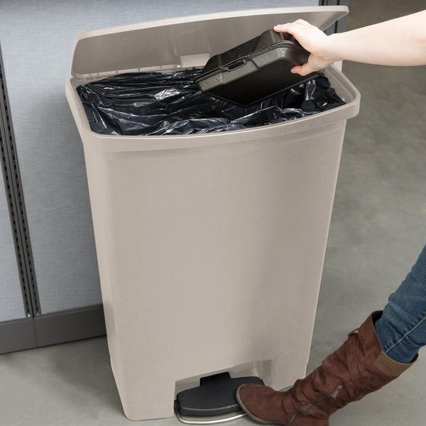 Rubbermaid Step-on keskeny pedálos szemetes kuka- bézs- 90 literes
