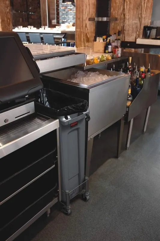 Rubbermaid Slim Jim keskeny szemetes kuka 60L szürke