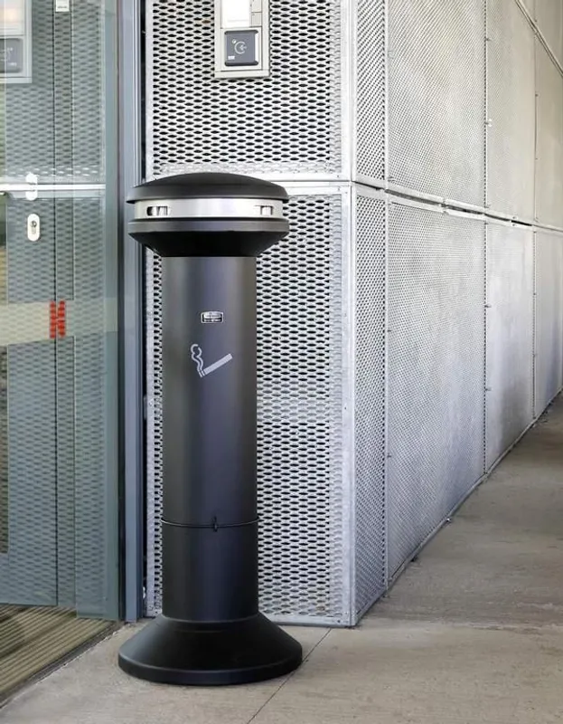 Rubbermaid nagy kapacitású cigaretta csikkgyűjtő torony- fekete