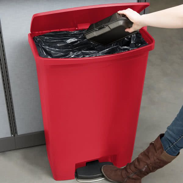 Rubbermaid Step-on keskeny pedálos szemetes kuka- piros- 90 literes