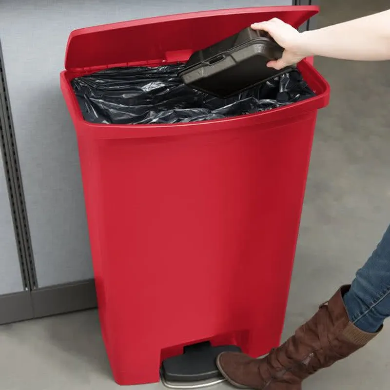 Rubbermaid Step-on keskeny pedálos szemetes kuka- piros- 90 literes