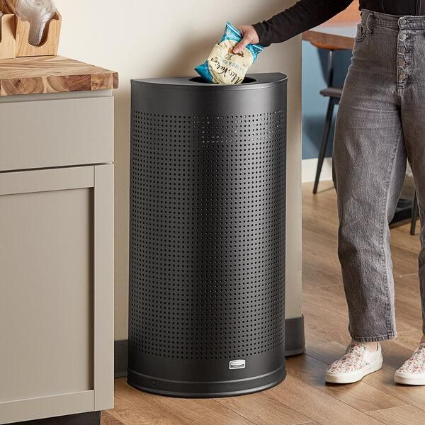Rubbermaid félkör alakú design szemetes-45L-fekete-apró lyukakkal