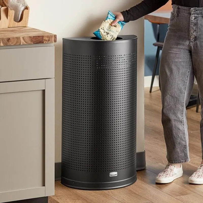 Rubbermaid félkör alakú design szemetes-45L-fekete-apró lyukakkal