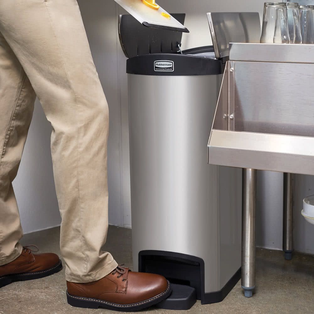 Rubbermaid Step-On rozsdamentes acél szemetes, 2 felé nyíló tetővel-fekete-50 liter