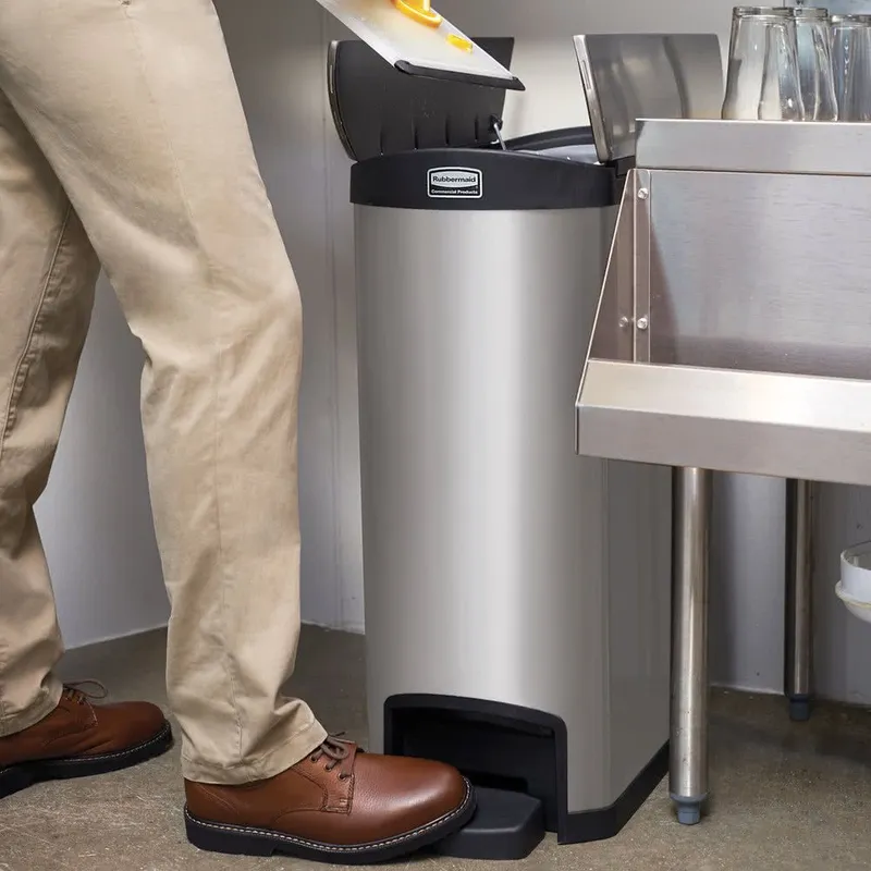 Rubbermaid Step-On rozsdamentes acél szemetes, 2 felé nyíló tetővel-fekete-50 liter