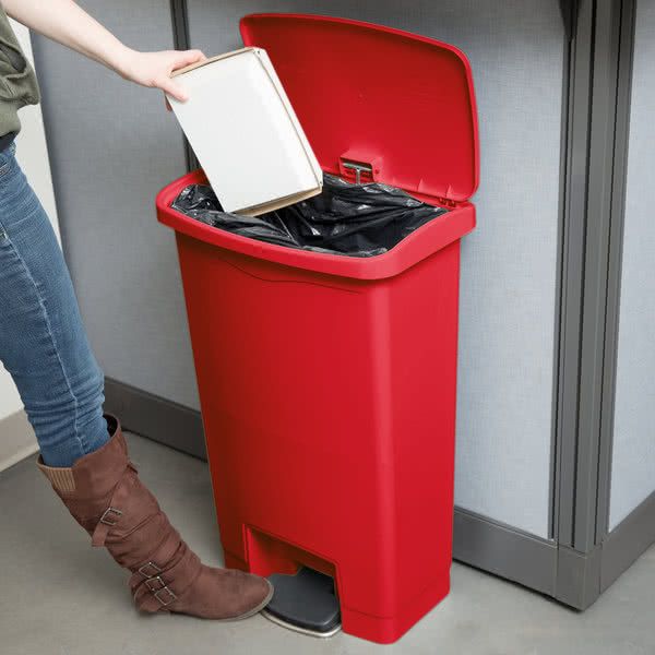 Rubbermaid Step-on pedálos keskeny szemetes kuka-piros-50 literes