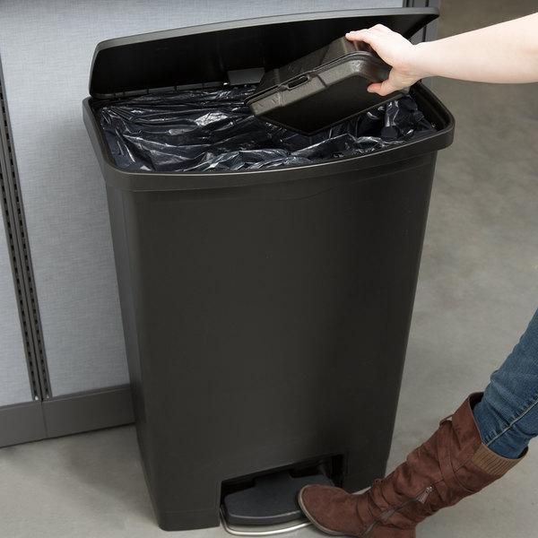Rubbermaid Step-on keskeny pedálos szemetes kuka- fekete- 90 literes