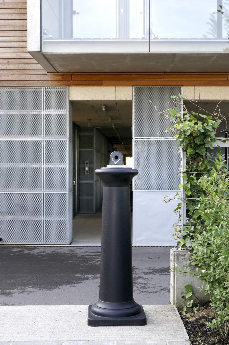 Rubbermaid cigaretta csikkgyűjtő torony- fekete