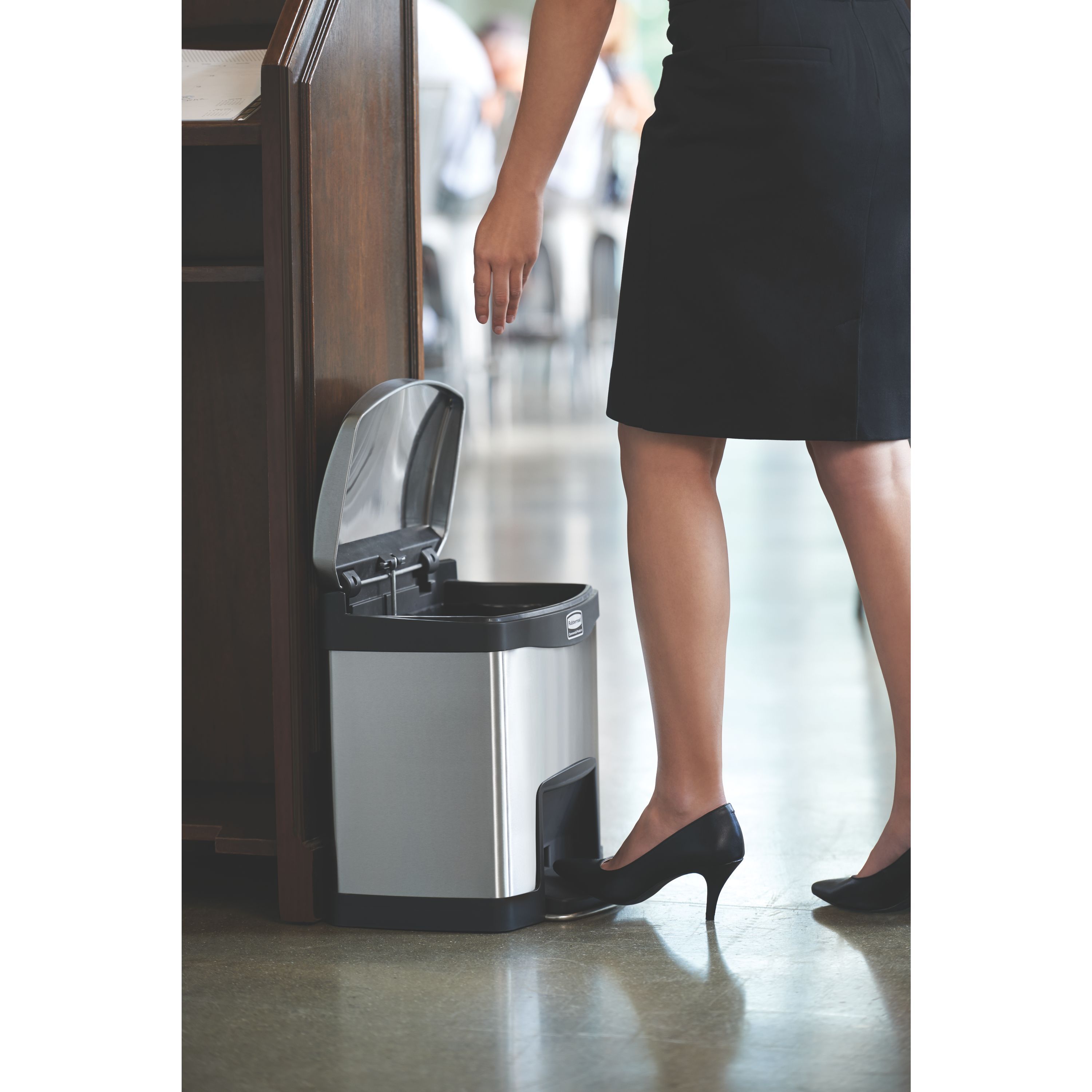Rubbermaid Step-On rozsdamentes acél szemetes- fekete-metál-15L