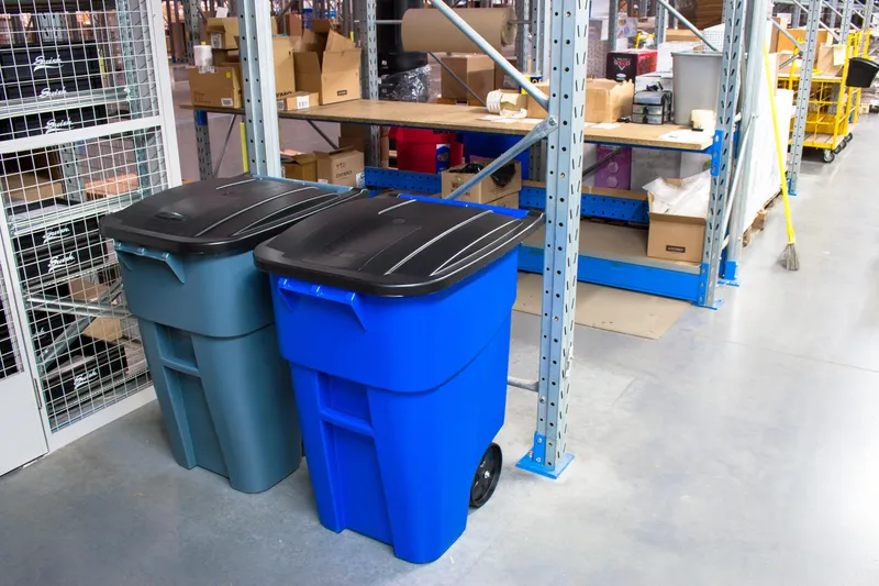 Rubbermaid Brute 189 literes kerekes konténer- kék