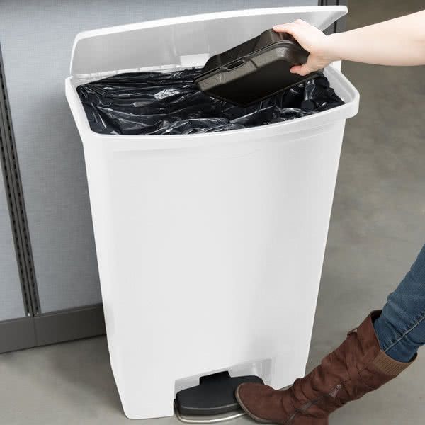Rubbermaid Step-on keskeny pedálos szemetes kuka- fehér- 90 literes