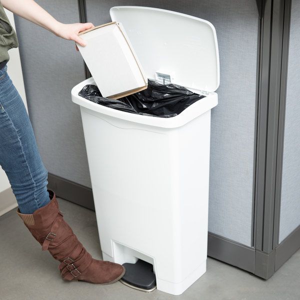 Rubbermaid Step On keskeny pedálos szemetes, 50 L-es fehér