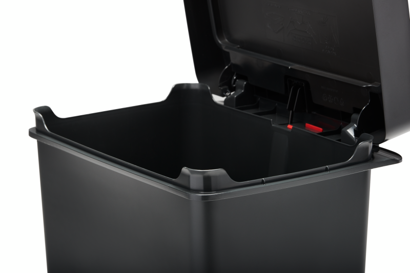 Rubbermaid Premier Step-on műanyag szemetes kuka 46L
